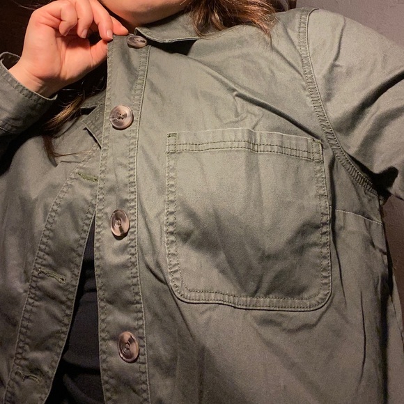 Olive green light weight, cropped shacket - Picture 6 of 7